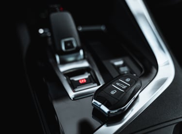 Elektrische sleutel in moderne auto