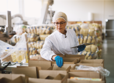 auditora en una empresa trabajando