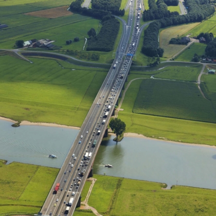 Lange autoweg in natuurgebied