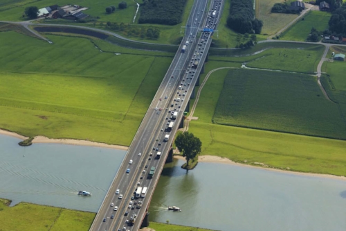 Lange autoweg in natuurgebied