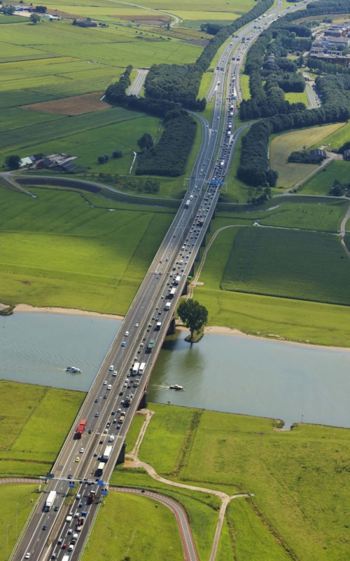 Lange autoweg in natuurgebied