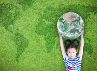 CSR小女孩手捧地球