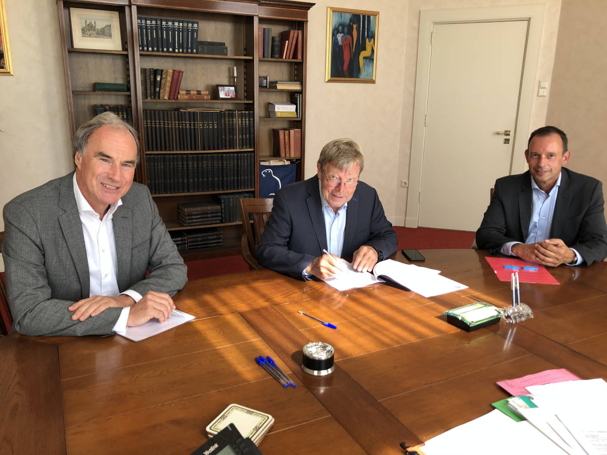 Kiwa bundles forces with AQS Nederland in food, feed and farm sector - signed by Paul Hesselink, Martien de Graaf and Ben Dellaert