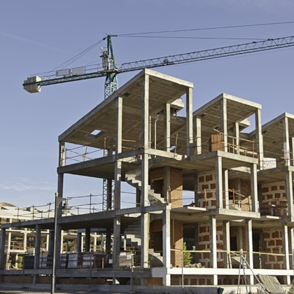 Bouwplaats waar woningen worden gebouwd