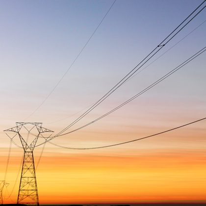 Elektriciteitsmast met kabels