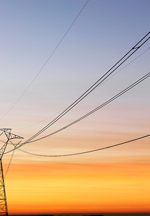 Elektriciteitsmast met kabels