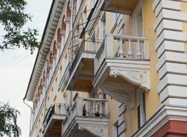 Balkonger på en äldre fastighet.