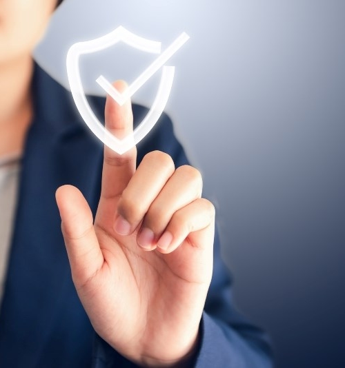 En kvinna pekar på en illusterad diplomsymbol med checkbock.