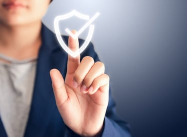 Kvinna trycker på en illustrerad figur som signalerar att något är bekräftat eller avklarat.