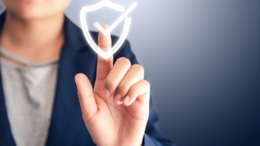 Kvinna trycker på en illustrerad figur som signalerar att något är bekräftat eller avklarat.