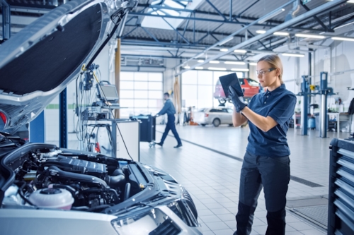 女工作人员检查车