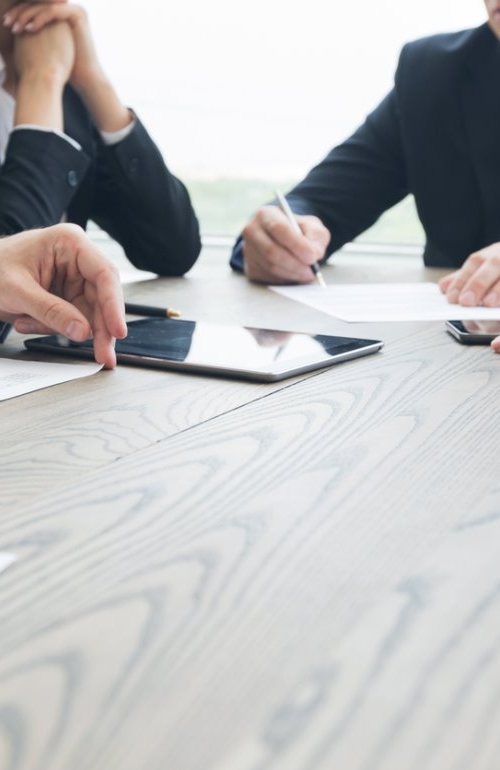 商务人士桌上讨论