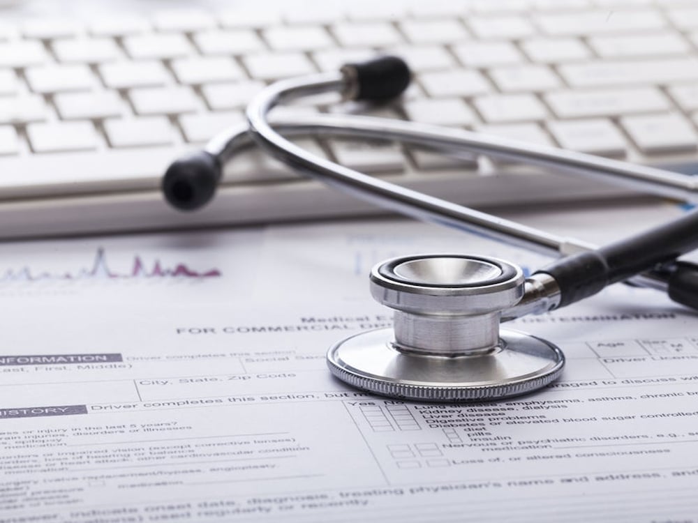 Medische stethoscoop op toetsenbord