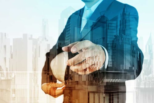 Kiwa ekspert hoiab kiivrit ehitusel