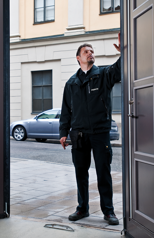 Kiwa ekpert kontrollib uksi