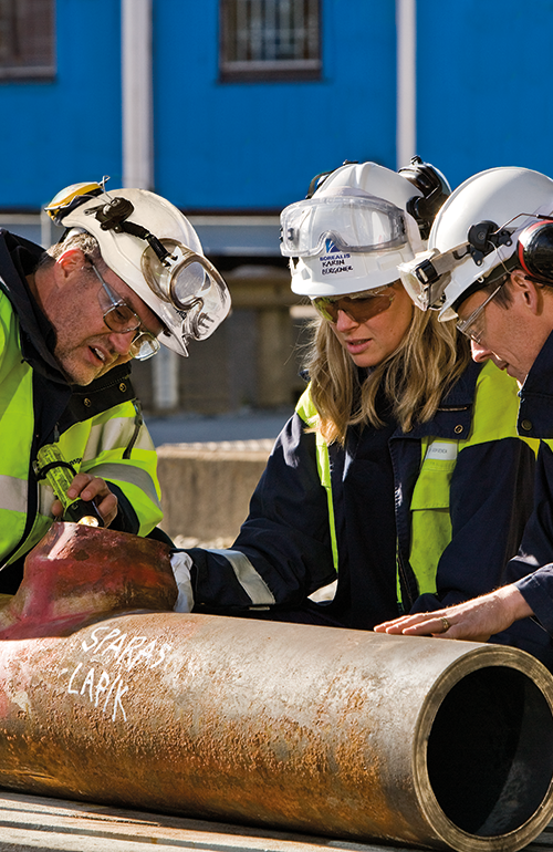 Kiwa eksperdid kontrollivad torul keevisõmbluseid