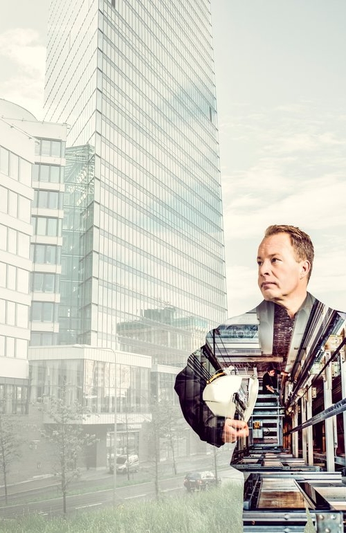 Kiwa töötaja hoidmas kiivrit käes