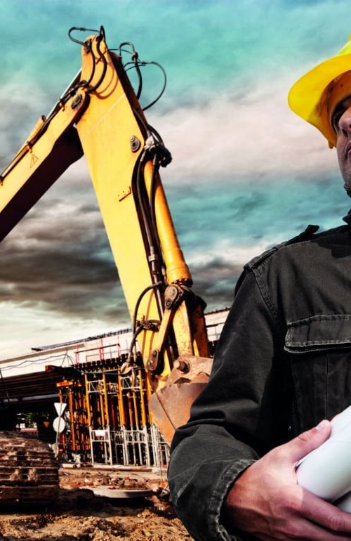 Kiwa töötaja tegemas kontrolli eskavaatori lähendal