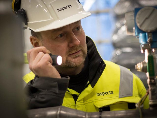 Kiwa ekspert elektripaigaldiste kontrolli teostamas