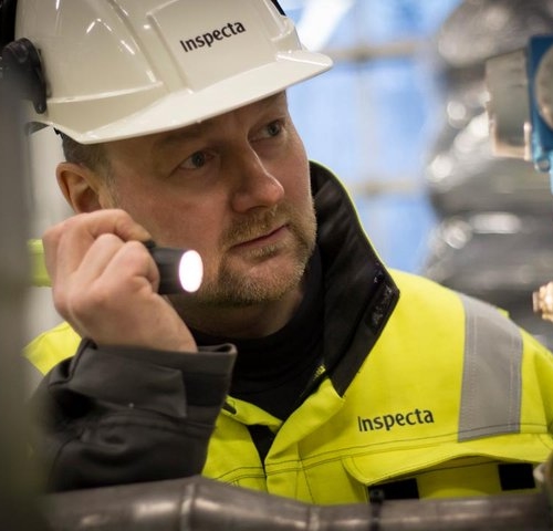 Kiwa ekspert elektripaigaldiste kontrolli teostamas