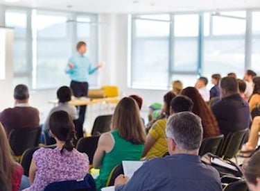 Kiwa töötaja viib koolitust läbi