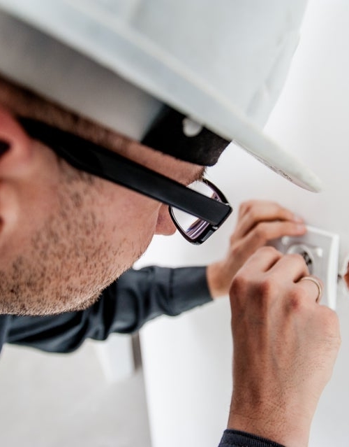 Elektrik teostab elektripaigaldiste kontrolli