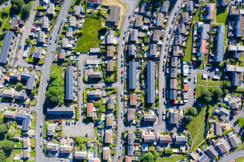 Mensen zijn aan het parachutespringen