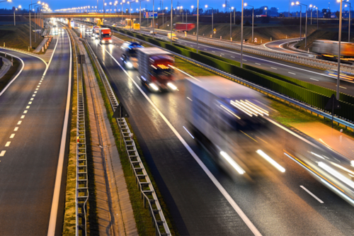 Snelweg met rijdende auto's