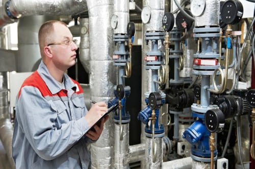 Verwarmingsmonteur in stookruimte