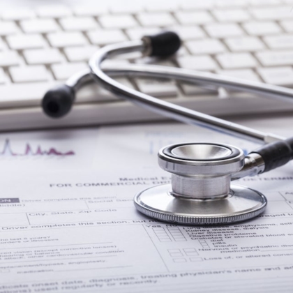 Medische stethoscoop op toetsenbord