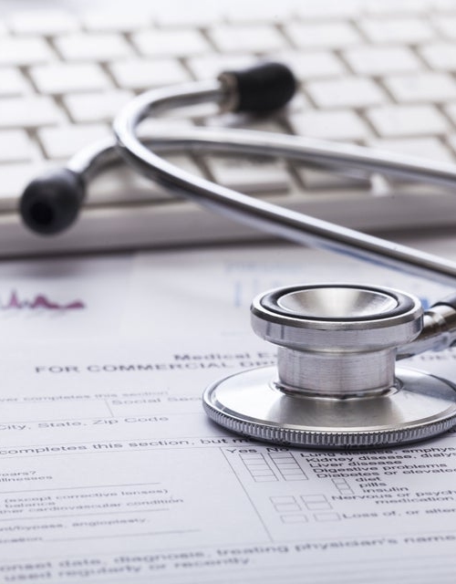 Medische stethoscoop op toetsenbord