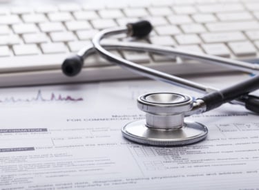 Medische stethoscoop op toetsenbord