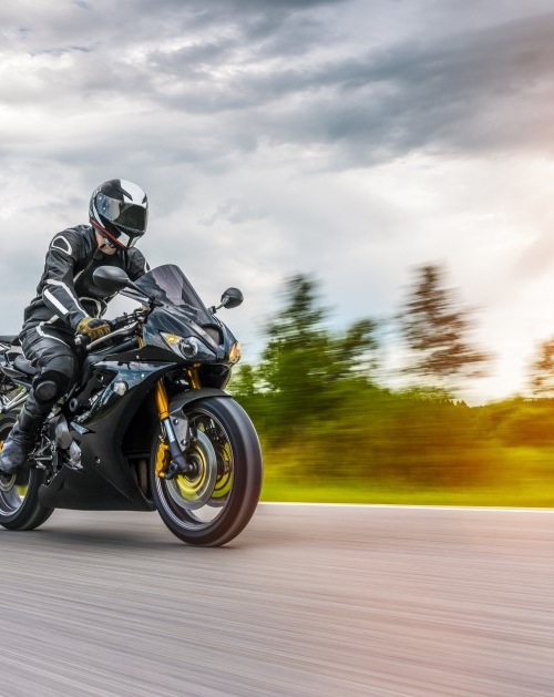 Motorrijder op asfaltweg