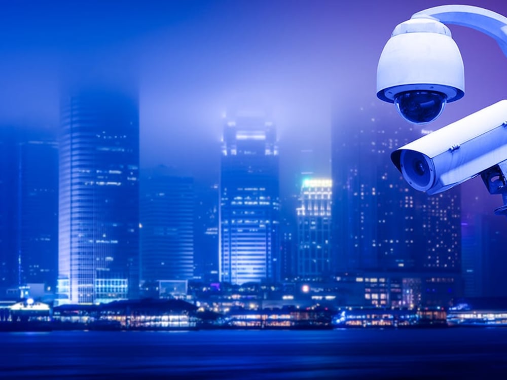 Beveiligingscamera's in een geïllustreerde stad