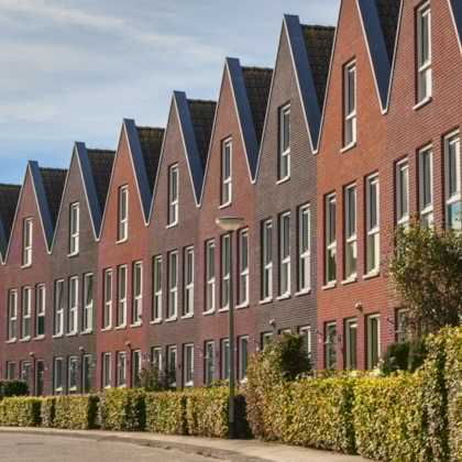 Rij grote woonhuizen