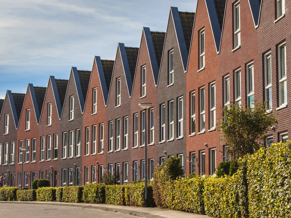 Rij grote woonhuizen