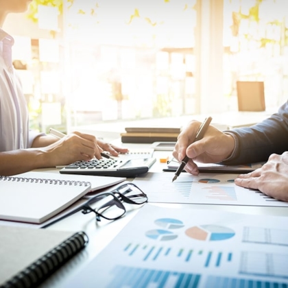 Medewerkers vergelijken samen cijfers