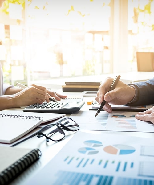 Medewerkers vergelijken samen cijfers