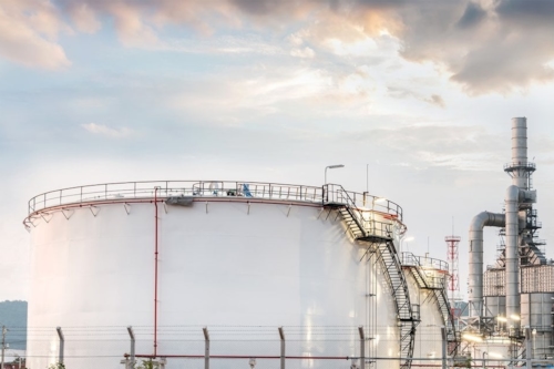 Bovengrondse tank met trappen en leidingen