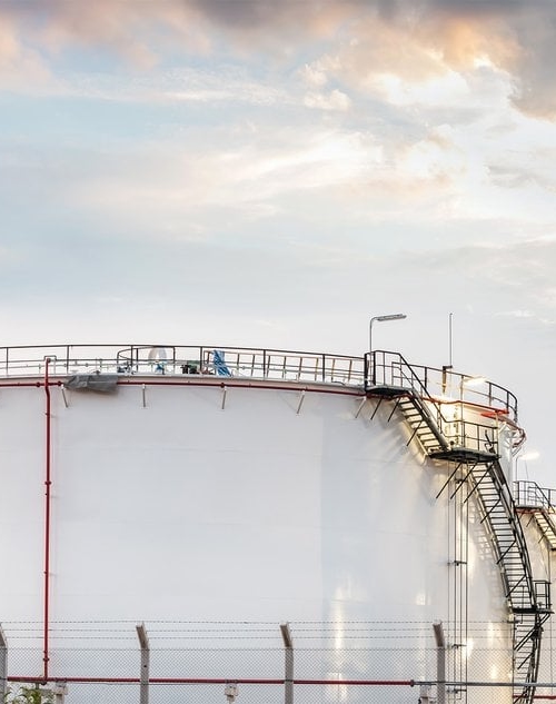 Bovengrondse tank met trappen en leidingen