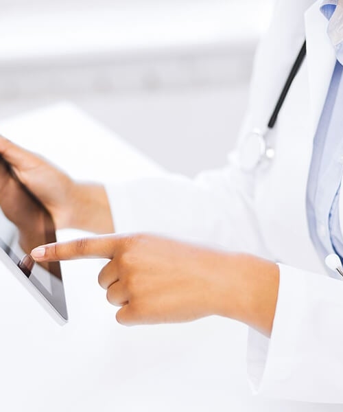 Medewerkster in ziekenhuis met tablet