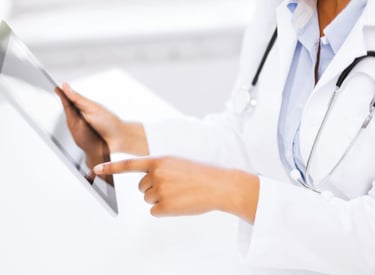 Medewerkster in ziekenhuis met tablet