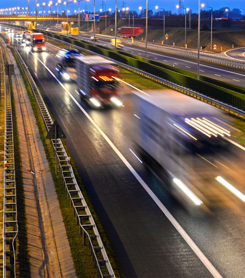 Snelweg met rijdende auto's