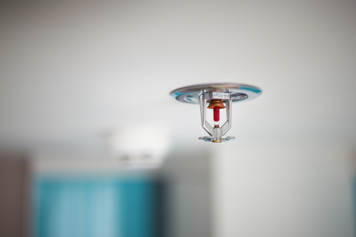 Brandblusser sprinkler gemonteerd aan een plafond