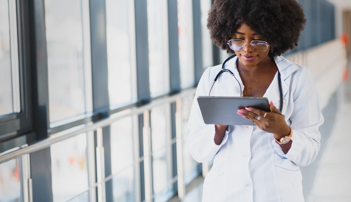 Doktor met tablet in haar handen
