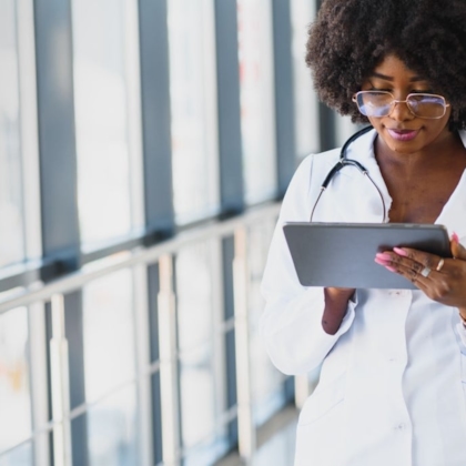Doktor met tablet in haar handen