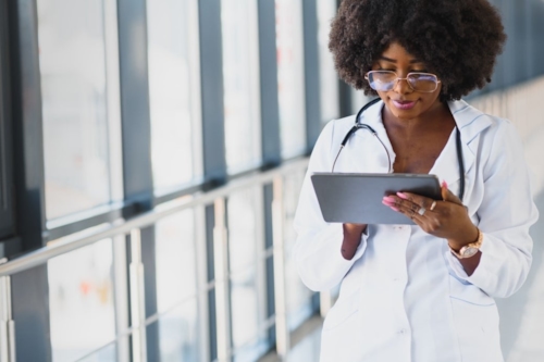 Doktor met tablet in haar handen