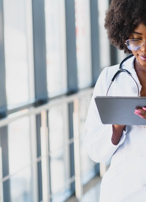 Doktor met tablet in haar handen