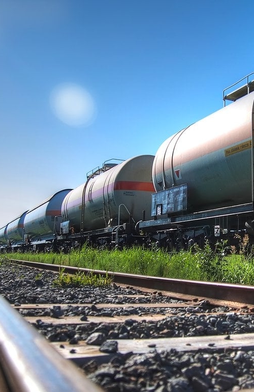 Järnvägstransport med en lång rad av transportbehållare.