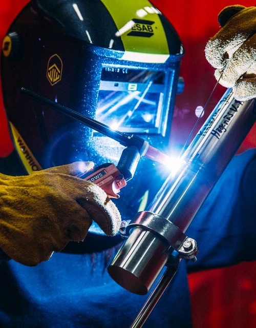 Svetsare utför svetsarbete.